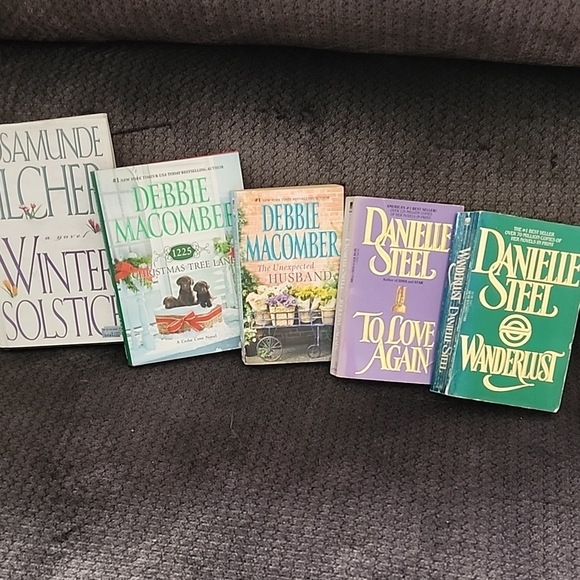 Assorted Novels by Rosamunde Pilcher, Debbie Macomber, and Danielle Steel - Picture 1 of 1